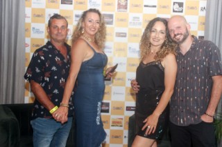 
<a style='margin-left: 5px;' class='btn btn-xs btn-social btn-facebook' href='https://www.facebook.com/sharer/sharer.php?u=https://www.galeramix.com.br/imagem/a120/800-800-90/conteudo/site_galerias/120/e-hoje-que-eu-volto-amanha-19.jpg' rel='popup' data-width='500' data-height='400'><i class='fa fa-facebook'></i>Compartilhar <span class='hidden-xs'>no Facebook</span>
</a> 
<a class='btn btn-default btn-xs' target='_blank' href='imagem/a120/800-800-90/conteudo/site_galerias/120/e-hoje-que-eu-volto-amanha-19.jpg'>
<span class='glyphicon glyphicon-cloud-download'></span> Salvar
</a>
