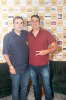 
<a style='margin-left: 5px;' class='btn btn-xs btn-social btn-facebook' href='https://www.facebook.com/sharer/sharer.php?u=https://www.galeramix.com.br/imagem/a120/800-800-90/conteudo/site_galerias/120/e-hoje-que-eu-volto-amanha-190.jpg' rel='popup' data-width='500' data-height='400'><i class='fa fa-facebook'></i>Compartilhar <span class='hidden-xs'>no Facebook</span>
</a> 
<a class='btn btn-default btn-xs' target='_blank' href='imagem/a120/800-800-90/conteudo/site_galerias/120/e-hoje-que-eu-volto-amanha-190.jpg'>
<span class='glyphicon glyphicon-cloud-download'></span> Salvar
</a>
