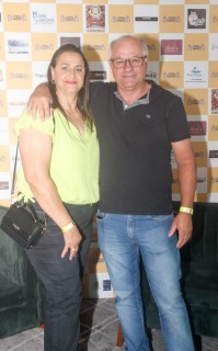 
<a style='margin-left: 5px;' class='btn btn-xs btn-social btn-facebook' href='https://www.facebook.com/sharer/sharer.php?u=https://www.galeramix.com.br/imagem/a120/800-800-90/conteudo/site_galerias/120/e-hoje-que-eu-volto-amanha-2.jpg' rel='popup' data-width='500' data-height='400'><i class='fa fa-facebook'></i>Compartilhar <span class='hidden-xs'>no Facebook</span>
</a> 
<a class='btn btn-default btn-xs' target='_blank' href='imagem/a120/800-800-90/conteudo/site_galerias/120/e-hoje-que-eu-volto-amanha-2.jpg'>
<span class='glyphicon glyphicon-cloud-download'></span> Salvar
</a>
