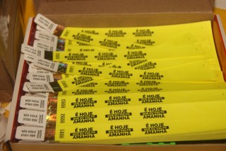 
<a style='margin-left: 5px;' class='btn btn-xs btn-social btn-facebook' href='https://www.facebook.com/sharer/sharer.php?u=https://www.galeramix.com.br/imagem/a120/800-800-90/conteudo/site_galerias/120/e-hoje-que-eu-volto-amanha-30.jpg' rel='popup' data-width='500' data-height='400'><i class='fa fa-facebook'></i>Compartilhar <span class='hidden-xs'>no Facebook</span>
</a> 
<a class='btn btn-default btn-xs' target='_blank' href='imagem/a120/800-800-90/conteudo/site_galerias/120/e-hoje-que-eu-volto-amanha-30.jpg'>
<span class='glyphicon glyphicon-cloud-download'></span> Salvar
</a>
