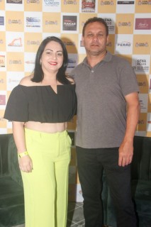 
<a style='margin-left: 5px;' class='btn btn-xs btn-social btn-facebook' href='https://www.facebook.com/sharer/sharer.php?u=https://www.galeramix.com.br/imagem/a120/800-800-90/conteudo/site_galerias/120/e-hoje-que-eu-volto-amanha-4.jpg' rel='popup' data-width='500' data-height='400'><i class='fa fa-facebook'></i>Compartilhar <span class='hidden-xs'>no Facebook</span>
</a> 
<a class='btn btn-default btn-xs' target='_blank' href='imagem/a120/800-800-90/conteudo/site_galerias/120/e-hoje-que-eu-volto-amanha-4.jpg'>
<span class='glyphicon glyphicon-cloud-download'></span> Salvar
</a>
