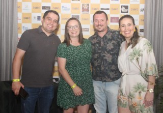 
<a style='margin-left: 5px;' class='btn btn-xs btn-social btn-facebook' href='https://www.facebook.com/sharer/sharer.php?u=https://www.galeramix.com.br/imagem/a120/800-800-90/conteudo/site_galerias/120/e-hoje-que-eu-volto-amanha-53.jpg' rel='popup' data-width='500' data-height='400'><i class='fa fa-facebook'></i>Compartilhar <span class='hidden-xs'>no Facebook</span>
</a> 
<a class='btn btn-default btn-xs' target='_blank' href='imagem/a120/800-800-90/conteudo/site_galerias/120/e-hoje-que-eu-volto-amanha-53.jpg'>
<span class='glyphicon glyphicon-cloud-download'></span> Salvar
</a>
