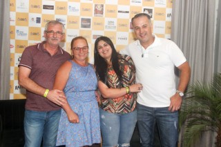 
<a style='margin-left: 5px;' class='btn btn-xs btn-social btn-facebook' href='https://www.facebook.com/sharer/sharer.php?u=https://www.galeramix.com.br/imagem/a120/800-800-90/conteudo/site_galerias/120/e-hoje-que-eu-volto-amanha-60.jpg' rel='popup' data-width='500' data-height='400'><i class='fa fa-facebook'></i>Compartilhar <span class='hidden-xs'>no Facebook</span>
</a> 
<a class='btn btn-default btn-xs' target='_blank' href='imagem/a120/800-800-90/conteudo/site_galerias/120/e-hoje-que-eu-volto-amanha-60.jpg'>
<span class='glyphicon glyphicon-cloud-download'></span> Salvar
</a>
