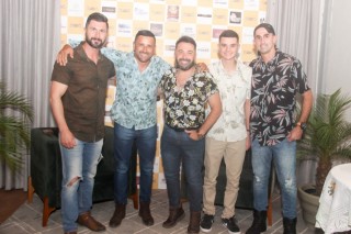 
<a style='margin-left: 5px;' class='btn btn-xs btn-social btn-facebook' href='https://www.facebook.com/sharer/sharer.php?u=https://www.galeramix.com.br/imagem/a120/800-800-90/conteudo/site_galerias/120/e-hoje-que-eu-volto-amanha-80.jpg' rel='popup' data-width='500' data-height='400'><i class='fa fa-facebook'></i>Compartilhar <span class='hidden-xs'>no Facebook</span>
</a> 
<a class='btn btn-default btn-xs' target='_blank' href='imagem/a120/800-800-90/conteudo/site_galerias/120/e-hoje-que-eu-volto-amanha-80.jpg'>
<span class='glyphicon glyphicon-cloud-download'></span> Salvar
</a>
