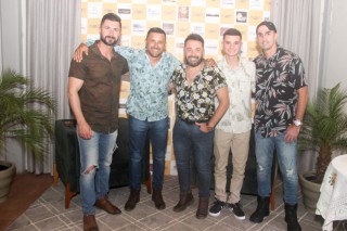 
<a style='margin-left: 5px;' class='btn btn-xs btn-social btn-facebook' href='https://www.facebook.com/sharer/sharer.php?u=https://www.galeramix.com.br/imagem/a120/800-800-90/conteudo/site_galerias/120/e-hoje-que-eu-volto-amanha-81.jpg' rel='popup' data-width='500' data-height='400'><i class='fa fa-facebook'></i>Compartilhar <span class='hidden-xs'>no Facebook</span>
</a> 
<a class='btn btn-default btn-xs' target='_blank' href='imagem/a120/800-800-90/conteudo/site_galerias/120/e-hoje-que-eu-volto-amanha-81.jpg'>
<span class='glyphicon glyphicon-cloud-download'></span> Salvar
</a>
