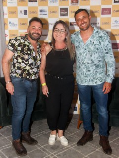 
<a style='margin-left: 5px;' class='btn btn-xs btn-social btn-facebook' href='https://www.facebook.com/sharer/sharer.php?u=https://www.galeramix.com.br/imagem/a120/800-800-90/conteudo/site_galerias/120/e-hoje-que-eu-volto-amanha-83.jpg' rel='popup' data-width='500' data-height='400'><i class='fa fa-facebook'></i>Compartilhar <span class='hidden-xs'>no Facebook</span>
</a> 
<a class='btn btn-default btn-xs' target='_blank' href='imagem/a120/800-800-90/conteudo/site_galerias/120/e-hoje-que-eu-volto-amanha-83.jpg'>
<span class='glyphicon glyphicon-cloud-download'></span> Salvar
</a>
