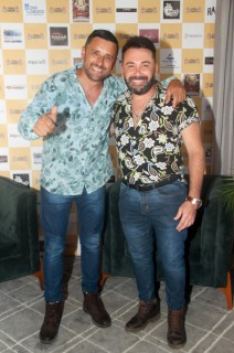 
<a style='margin-left: 5px;' class='btn btn-xs btn-social btn-facebook' href='https://www.facebook.com/sharer/sharer.php?u=https://www.galeramix.com.br/imagem/a120/800-800-90/conteudo/site_galerias/120/e-hoje-que-eu-volto-amanha-84.jpg' rel='popup' data-width='500' data-height='400'><i class='fa fa-facebook'></i>Compartilhar <span class='hidden-xs'>no Facebook</span>
</a> 
<a class='btn btn-default btn-xs' target='_blank' href='imagem/a120/800-800-90/conteudo/site_galerias/120/e-hoje-que-eu-volto-amanha-84.jpg'>
<span class='glyphicon glyphicon-cloud-download'></span> Salvar
</a>
