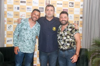 
<a style='margin-left: 5px;' class='btn btn-xs btn-social btn-facebook' href='https://www.facebook.com/sharer/sharer.php?u=https://www.galeramix.com.br/imagem/a120/800-800-90/conteudo/site_galerias/120/e-hoje-que-eu-volto-amanha-85.jpg' rel='popup' data-width='500' data-height='400'><i class='fa fa-facebook'></i>Compartilhar <span class='hidden-xs'>no Facebook</span>
</a> 
<a class='btn btn-default btn-xs' target='_blank' href='imagem/a120/800-800-90/conteudo/site_galerias/120/e-hoje-que-eu-volto-amanha-85.jpg'>
<span class='glyphicon glyphicon-cloud-download'></span> Salvar
</a>
