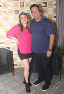 
<a style='margin-left: 5px;' class='btn btn-xs btn-social btn-facebook' href='https://www.facebook.com/sharer/sharer.php?u=https://www.galeramix.com.br/imagem/a120/800-800-90/conteudo/site_galerias/120/e-hoje-que-eu-volto-amanha-93.jpg' rel='popup' data-width='500' data-height='400'><i class='fa fa-facebook'></i>Compartilhar <span class='hidden-xs'>no Facebook</span>
</a> 
<a class='btn btn-default btn-xs' target='_blank' href='imagem/a120/800-800-90/conteudo/site_galerias/120/e-hoje-que-eu-volto-amanha-93.jpg'>
<span class='glyphicon glyphicon-cloud-download'></span> Salvar
</a>
