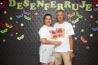 
                                <a style='margin-left: 5px;' class='btn btn-xs btn-social btn-facebook' href='https://www.facebook.com/sharer/sharer.php?u=https://www.galeramix.com.br/imagem/a128/800-800-90/conteudo/site_galerias/128/desenferruje-baile-de-carnaval-de-casais-em-tijucas-1.jpg' rel='popup' data-width='500' data-height='400'><i class='fa fa-facebook'></i>Compartilhar <span class='hidden-xs'>no Facebook</span>
                            </a> 
                            <a class='btn btn-default btn-xs' target='_blank' href='imagem/a128/800-800-90/conteudo/site_galerias/128/desenferruje-baile-de-carnaval-de-casais-em-tijucas-1.jpg'>
                                <span class='glyphicon glyphicon-cloud-download'></span> Salvar
                            </a>
                            