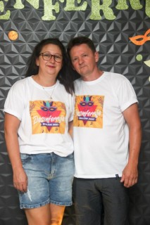 
                            <a style='margin-left: 5px;' class='btn btn-xs btn-social btn-facebook' href='https://www.facebook.com/sharer/sharer.php?u=https://www.galeramix.com.br/imagem/a128/800-800-90/conteudo/site_galerias/128/desenferruje-baile-de-carnaval-de-casais-em-tijucas-10.jpg' rel='popup' data-width='500' data-height='400'><i class='fa fa-facebook'></i>Compartilhar <span class='hidden-xs'>no Facebook</span>
                        </a> 
                        <a class='btn btn-default btn-xs' target='_blank' href='imagem/a128/800-800-90/conteudo/site_galerias/128/desenferruje-baile-de-carnaval-de-casais-em-tijucas-10.jpg'>
                            <span class='glyphicon glyphicon-cloud-download'></span> Salvar
                        </a>
                        