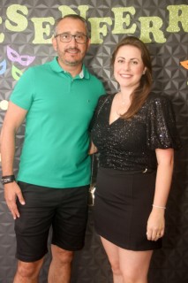 
                        <a style='margin-left: 5px;' class='btn btn-xs btn-social btn-facebook' href='https://www.facebook.com/sharer/sharer.php?u=https://www.galeramix.com.br/imagem/a128/800-800-90/conteudo/site_galerias/128/desenferruje-baile-de-carnaval-de-casais-em-tijucas-100.jpg' rel='popup' data-width='500' data-height='400'><i class='fa fa-facebook'></i>Compartilhar <span class='hidden-xs'>no Facebook</span>
                    </a> 
                    <a class='btn btn-default btn-xs' target='_blank' href='imagem/a128/800-800-90/conteudo/site_galerias/128/desenferruje-baile-de-carnaval-de-casais-em-tijucas-100.jpg'>
                        <span class='glyphicon glyphicon-cloud-download'></span> Salvar
                    </a>
                    