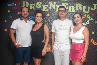 
            <a style='margin-left: 5px;' class='btn btn-xs btn-social btn-facebook' href='https://www.facebook.com/sharer/sharer.php?u=https://www.galeramix.com.br/imagem/a128/800-800-90/conteudo/site_galerias/128/desenferruje-baile-de-carnaval-de-casais-em-tijucas-103.jpg' rel='popup' data-width='500' data-height='400'><i class='fa fa-facebook'></i>Compartilhar <span class='hidden-xs'>no Facebook</span>
        </a> 
        <a class='btn btn-default btn-xs' target='_blank' href='imagem/a128/800-800-90/conteudo/site_galerias/128/desenferruje-baile-de-carnaval-de-casais-em-tijucas-103.jpg'>
            <span class='glyphicon glyphicon-cloud-download'></span> Salvar
        </a>
        