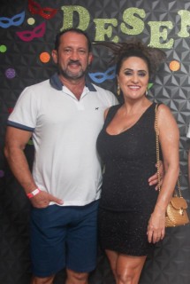 
        <a style='margin-left: 5px;' class='btn btn-xs btn-social btn-facebook' href='https://www.facebook.com/sharer/sharer.php?u=https://www.galeramix.com.br/imagem/a128/800-800-90/conteudo/site_galerias/128/desenferruje-baile-de-carnaval-de-casais-em-tijucas-104.jpg' rel='popup' data-width='500' data-height='400'><i class='fa fa-facebook'></i>Compartilhar <span class='hidden-xs'>no Facebook</span>
    </a> 
    <a class='btn btn-default btn-xs' target='_blank' href='imagem/a128/800-800-90/conteudo/site_galerias/128/desenferruje-baile-de-carnaval-de-casais-em-tijucas-104.jpg'>
        <span class='glyphicon glyphicon-cloud-download'></span> Salvar
    </a>
    