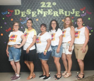 
<a style='margin-left: 5px;' class='btn btn-xs btn-social btn-facebook' href='https://www.facebook.com/sharer/sharer.php?u=https://www.galeramix.com.br/imagem/a128/800-800-90/conteudo/site_galerias/128/desenferruje-baile-de-carnaval-de-casais-em-tijucas-12.jpg' rel='popup' data-width='500' data-height='400'><i class='fa fa-facebook'></i>Compartilhar <span class='hidden-xs'>no Facebook</span>
</a> 
<a class='btn btn-default btn-xs' target='_blank' href='imagem/a128/800-800-90/conteudo/site_galerias/128/desenferruje-baile-de-carnaval-de-casais-em-tijucas-12.jpg'>
<span class='glyphicon glyphicon-cloud-download'></span> Salvar
</a>
