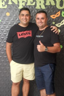 
<a style='margin-left: 5px;' class='btn btn-xs btn-social btn-facebook' href='https://www.facebook.com/sharer/sharer.php?u=https://www.galeramix.com.br/imagem/a128/800-800-90/conteudo/site_galerias/128/desenferruje-baile-de-carnaval-de-casais-em-tijucas-128.jpg' rel='popup' data-width='500' data-height='400'><i class='fa fa-facebook'></i>Compartilhar <span class='hidden-xs'>no Facebook</span>
</a> 
<a class='btn btn-default btn-xs' target='_blank' href='imagem/a128/800-800-90/conteudo/site_galerias/128/desenferruje-baile-de-carnaval-de-casais-em-tijucas-128.jpg'>
<span class='glyphicon glyphicon-cloud-download'></span> Salvar
</a>
