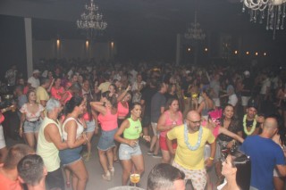 
<a style='margin-left: 5px;' class='btn btn-xs btn-social btn-facebook' href='https://www.facebook.com/sharer/sharer.php?u=https://www.galeramix.com.br/imagem/a128/800-800-90/conteudo/site_galerias/128/desenferruje-baile-de-carnaval-de-casais-em-tijucas-154.jpg' rel='popup' data-width='500' data-height='400'><i class='fa fa-facebook'></i>Compartilhar <span class='hidden-xs'>no Facebook</span>
</a> 
<a class='btn btn-default btn-xs' target='_blank' href='imagem/a128/800-800-90/conteudo/site_galerias/128/desenferruje-baile-de-carnaval-de-casais-em-tijucas-154.jpg'>
<span class='glyphicon glyphicon-cloud-download'></span> Salvar
</a>
