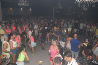 
<a style='margin-left: 5px;' class='btn btn-xs btn-social btn-facebook' href='https://www.facebook.com/sharer/sharer.php?u=https://www.galeramix.com.br/imagem/a128/800-800-90/conteudo/site_galerias/128/desenferruje-baile-de-carnaval-de-casais-em-tijucas-163.jpg' rel='popup' data-width='500' data-height='400'><i class='fa fa-facebook'></i>Compartilhar <span class='hidden-xs'>no Facebook</span>
</a> 
<a class='btn btn-default btn-xs' target='_blank' href='imagem/a128/800-800-90/conteudo/site_galerias/128/desenferruje-baile-de-carnaval-de-casais-em-tijucas-163.jpg'>
<span class='glyphicon glyphicon-cloud-download'></span> Salvar
</a>
