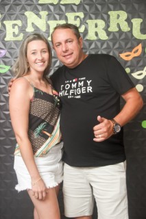 
<a style='margin-left: 5px;' class='btn btn-xs btn-social btn-facebook' href='https://www.facebook.com/sharer/sharer.php?u=https://www.galeramix.com.br/imagem/a128/800-800-90/conteudo/site_galerias/128/desenferruje-baile-de-carnaval-de-casais-em-tijucas-209.jpg' rel='popup' data-width='500' data-height='400'><i class='fa fa-facebook'></i>Compartilhar <span class='hidden-xs'>no Facebook</span>
</a> 
<a class='btn btn-default btn-xs' target='_blank' href='imagem/a128/800-800-90/conteudo/site_galerias/128/desenferruje-baile-de-carnaval-de-casais-em-tijucas-209.jpg'>
<span class='glyphicon glyphicon-cloud-download'></span> Salvar
</a>
