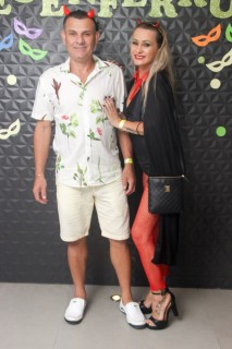 
<a style='margin-left: 5px;' class='btn btn-xs btn-social btn-facebook' href='https://www.facebook.com/sharer/sharer.php?u=https://www.galeramix.com.br/imagem/a128/800-800-90/conteudo/site_galerias/128/desenferruje-baile-de-carnaval-de-casais-em-tijucas-217.jpg' rel='popup' data-width='500' data-height='400'><i class='fa fa-facebook'></i>Compartilhar <span class='hidden-xs'>no Facebook</span>
</a> 
<a class='btn btn-default btn-xs' target='_blank' href='imagem/a128/800-800-90/conteudo/site_galerias/128/desenferruje-baile-de-carnaval-de-casais-em-tijucas-217.jpg'>
<span class='glyphicon glyphicon-cloud-download'></span> Salvar
</a>
