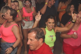 
<a style='margin-left: 5px;' class='btn btn-xs btn-social btn-facebook' href='https://www.facebook.com/sharer/sharer.php?u=https://www.galeramix.com.br/imagem/a128/800-800-90/conteudo/site_galerias/128/desenferruje-baile-de-carnaval-de-casais-em-tijucas-225.jpg' rel='popup' data-width='500' data-height='400'><i class='fa fa-facebook'></i>Compartilhar <span class='hidden-xs'>no Facebook</span>
</a> 
<a class='btn btn-default btn-xs' target='_blank' href='imagem/a128/800-800-90/conteudo/site_galerias/128/desenferruje-baile-de-carnaval-de-casais-em-tijucas-225.jpg'>
<span class='glyphicon glyphicon-cloud-download'></span> Salvar
</a>
