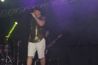 
<a style='margin-left: 5px;' class='btn btn-xs btn-social btn-facebook' href='https://www.facebook.com/sharer/sharer.php?u=https://www.galeramix.com.br/imagem/a128/800-800-90/conteudo/site_galerias/128/desenferruje-baile-de-carnaval-de-casais-em-tijucas-228.jpg' rel='popup' data-width='500' data-height='400'><i class='fa fa-facebook'></i>Compartilhar <span class='hidden-xs'>no Facebook</span>
</a> 
<a class='btn btn-default btn-xs' target='_blank' href='imagem/a128/800-800-90/conteudo/site_galerias/128/desenferruje-baile-de-carnaval-de-casais-em-tijucas-228.jpg'>
<span class='glyphicon glyphicon-cloud-download'></span> Salvar
</a>
