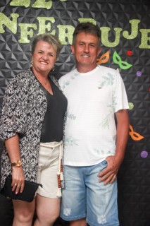 
<a style='margin-left: 5px;' class='btn btn-xs btn-social btn-facebook' href='https://www.facebook.com/sharer/sharer.php?u=https://www.galeramix.com.br/imagem/a128/800-800-90/conteudo/site_galerias/128/desenferruje-baile-de-carnaval-de-casais-em-tijucas-36.jpg' rel='popup' data-width='500' data-height='400'><i class='fa fa-facebook'></i>Compartilhar <span class='hidden-xs'>no Facebook</span>
</a> 
<a class='btn btn-default btn-xs' target='_blank' href='imagem/a128/800-800-90/conteudo/site_galerias/128/desenferruje-baile-de-carnaval-de-casais-em-tijucas-36.jpg'>
<span class='glyphicon glyphicon-cloud-download'></span> Salvar
</a>
