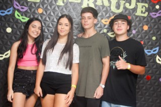 
<a style='margin-left: 5px;' class='btn btn-xs btn-social btn-facebook' href='https://www.facebook.com/sharer/sharer.php?u=https://www.galeramix.com.br/imagem/a128/800-800-90/conteudo/site_galerias/128/desenferruje-baile-de-carnaval-de-casais-em-tijucas-98.jpg' rel='popup' data-width='500' data-height='400'><i class='fa fa-facebook'></i>Compartilhar <span class='hidden-xs'>no Facebook</span>
</a> 
<a class='btn btn-default btn-xs' target='_blank' href='imagem/a128/800-800-90/conteudo/site_galerias/128/desenferruje-baile-de-carnaval-de-casais-em-tijucas-98.jpg'>
<span class='glyphicon glyphicon-cloud-download'></span> Salvar
</a>
