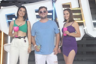 
<a style='margin-left: 5px;' class='btn btn-xs btn-social btn-facebook' href='https://www.facebook.com/sharer/sharer.php?u=https://www.galeramix.com.br/imagem/a129/800-800-90/conteudo/site_galerias/129/img0610.jpg' rel='popup' data-width='500' data-height='400'><i class='fa fa-facebook'></i>Compartilhar <span class='hidden-xs'>no Facebook</span>
</a> 
<a class='btn btn-default btn-xs' target='_blank' href='imagem/a129/800-800-90/conteudo/site_galerias/129/img0610.jpg'>
<span class='glyphicon glyphicon-cloud-download'></span> Salvar
</a>
