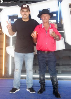 
<a style='margin-left: 5px;' class='btn btn-xs btn-social btn-facebook' href='https://www.facebook.com/sharer/sharer.php?u=https://www.galeramix.com.br/imagem/a129/800-800-90/conteudo/site_galerias/129/img0659.jpg' rel='popup' data-width='500' data-height='400'><i class='fa fa-facebook'></i>Compartilhar <span class='hidden-xs'>no Facebook</span>
</a> 
<a class='btn btn-default btn-xs' target='_blank' href='imagem/a129/800-800-90/conteudo/site_galerias/129/img0659.jpg'>
<span class='glyphicon glyphicon-cloud-download'></span> Salvar
</a>
