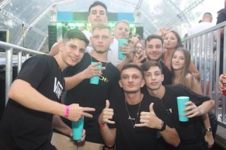 
<a style='margin-left: 5px;' class='btn btn-xs btn-social btn-facebook' href='https://www.facebook.com/sharer/sharer.php?u=https://www.galeramix.com.br/imagem/a129/800-800-90/conteudo/site_galerias/129/img1068.jpg' rel='popup' data-width='500' data-height='400'><i class='fa fa-facebook'></i>Compartilhar <span class='hidden-xs'>no Facebook</span>
</a> 
<a class='btn btn-default btn-xs' target='_blank' href='imagem/a129/800-800-90/conteudo/site_galerias/129/img1068.jpg'>
<span class='glyphicon glyphicon-cloud-download'></span> Salvar
</a>
