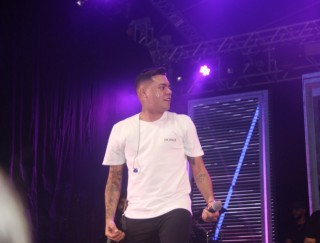 
<a style='margin-left: 5px;' class='btn btn-xs btn-social btn-facebook' href='https://www.facebook.com/sharer/sharer.php?u=https://www.galeramix.com.br/imagem/a129/800-800-90/conteudo/site_galerias/129/img1116.jpg' rel='popup' data-width='500' data-height='400'><i class='fa fa-facebook'></i>Compartilhar <span class='hidden-xs'>no Facebook</span>
</a> 
<a class='btn btn-default btn-xs' target='_blank' href='imagem/a129/800-800-90/conteudo/site_galerias/129/img1116.jpg'>
<span class='glyphicon glyphicon-cloud-download'></span> Salvar
</a>
