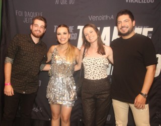 
<a style='margin-left: 5px;' class='btn btn-xs btn-social btn-facebook' href='https://www.facebook.com/sharer/sharer.php?u=https://www.galeramix.com.br/imagem/a129/800-800-90/conteudo/site_galerias/129/img1194.jpg' rel='popup' data-width='500' data-height='400'><i class='fa fa-facebook'></i>Compartilhar <span class='hidden-xs'>no Facebook</span>
</a> 
<a class='btn btn-default btn-xs' target='_blank' href='imagem/a129/800-800-90/conteudo/site_galerias/129/img1194.jpg'>
<span class='glyphicon glyphicon-cloud-download'></span> Salvar
</a>
