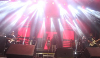 
<a style='margin-left: 5px;' class='btn btn-xs btn-social btn-facebook' href='https://www.facebook.com/sharer/sharer.php?u=https://www.galeramix.com.br/imagem/a129/800-800-90/conteudo/site_galerias/129/img1211.jpg' rel='popup' data-width='500' data-height='400'><i class='fa fa-facebook'></i>Compartilhar <span class='hidden-xs'>no Facebook</span>
</a> 
<a class='btn btn-default btn-xs' target='_blank' href='imagem/a129/800-800-90/conteudo/site_galerias/129/img1211.jpg'>
<span class='glyphicon glyphicon-cloud-download'></span> Salvar
</a>
