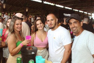 
<a style='margin-left: 5px;' class='btn btn-xs btn-social btn-facebook' href='https://www.facebook.com/sharer/sharer.php?u=https://www.galeramix.com.br/imagem/a132/800-800-90/conteudo/site_galerias/132/15-costelaco-do-jr-seco-107.jpg' rel='popup' data-width='500' data-height='400'><i class='fa fa-facebook'></i>Compartilhar <span class='hidden-xs'>no Facebook</span>
</a> 
<a class='btn btn-default btn-xs' target='_blank' href='imagem/a132/800-800-90/conteudo/site_galerias/132/15-costelaco-do-jr-seco-107.jpg'>
<span class='glyphicon glyphicon-cloud-download'></span> Salvar
</a>
