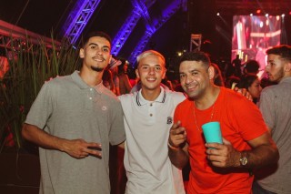 
<a style='margin-left: 5px;' class='btn btn-xs btn-social btn-facebook' href='https://www.facebook.com/sharer/sharer.php?u=https://www.galeramix.com.br/imagem/a132/800-800-90/conteudo/site_galerias/132/15-costelaco-do-junior-seco-24.jpg' rel='popup' data-width='500' data-height='400'><i class='fa fa-facebook'></i>Compartilhar <span class='hidden-xs'>no Facebook</span>
</a> 
<a class='btn btn-default btn-xs' target='_blank' href='imagem/a132/800-800-90/conteudo/site_galerias/132/15-costelaco-do-junior-seco-24.jpg'>
<span class='glyphicon glyphicon-cloud-download'></span> Salvar
</a>
