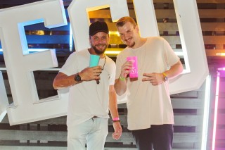 
<a style='margin-left: 5px;' class='btn btn-xs btn-social btn-facebook' href='https://www.facebook.com/sharer/sharer.php?u=https://www.galeramix.com.br/imagem/a132/800-800-90/conteudo/site_galerias/132/15-costelaco-do-junior-seco-29.jpg' rel='popup' data-width='500' data-height='400'><i class='fa fa-facebook'></i>Compartilhar <span class='hidden-xs'>no Facebook</span>
</a> 
<a class='btn btn-default btn-xs' target='_blank' href='imagem/a132/800-800-90/conteudo/site_galerias/132/15-costelaco-do-junior-seco-29.jpg'>
<span class='glyphicon glyphicon-cloud-download'></span> Salvar
</a>
