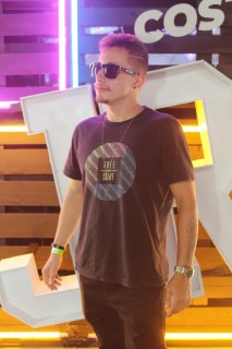 
<a style='margin-left: 5px;' class='btn btn-xs btn-social btn-facebook' href='https://www.facebook.com/sharer/sharer.php?u=https://www.galeramix.com.br/imagem/a132/800-800-90/conteudo/site_galerias/132/15-costelaco-do-junior-seco-76.jpg' rel='popup' data-width='500' data-height='400'><i class='fa fa-facebook'></i>Compartilhar <span class='hidden-xs'>no Facebook</span>
</a> 
<a class='btn btn-default btn-xs' target='_blank' href='imagem/a132/800-800-90/conteudo/site_galerias/132/15-costelaco-do-junior-seco-76.jpg'>
<span class='glyphicon glyphicon-cloud-download'></span> Salvar
</a>
