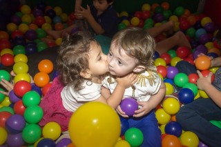 
                        <a style='margin-left: 5px;' class='btn btn-xs btn-social btn-facebook' href='https://www.facebook.com/sharer/sharer.php?u=https://www.galeramix.com.br/imagem/a14/800-800-90/conteudo/site_galerias/14/primeiro-aninho-pietro-104.jpg' rel='popup' data-width='500' data-height='400'><i class='fa fa-facebook'></i>Compartilhar <span class='hidden-xs'>no Facebook</span>
                    </a> 
                    <a class='btn btn-default btn-xs' target='_blank' href='imagem/a14/800-800-90/conteudo/site_galerias/14/primeiro-aninho-pietro-104.jpg'>
                        <span class='glyphicon glyphicon-cloud-download'></span> Salvar
                    </a>
                    