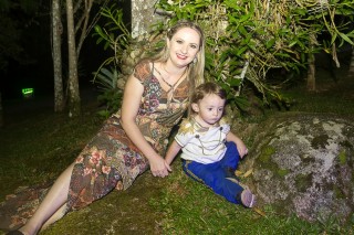 
        <a style='margin-left: 5px;' class='btn btn-xs btn-social btn-facebook' href='https://www.facebook.com/sharer/sharer.php?u=https://www.galeramix.com.br/imagem/a14/800-800-90/conteudo/site_galerias/14/primeiro-aninho-pietro-109.jpg' rel='popup' data-width='500' data-height='400'><i class='fa fa-facebook'></i>Compartilhar <span class='hidden-xs'>no Facebook</span>
    </a> 
    <a class='btn btn-default btn-xs' target='_blank' href='imagem/a14/800-800-90/conteudo/site_galerias/14/primeiro-aninho-pietro-109.jpg'>
        <span class='glyphicon glyphicon-cloud-download'></span> Salvar
    </a>
    