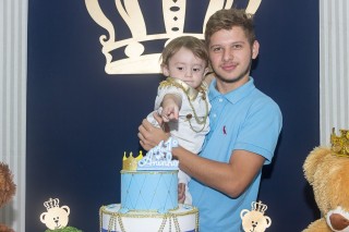 
<a style='margin-left: 5px;' class='btn btn-xs btn-social btn-facebook' href='https://www.facebook.com/sharer/sharer.php?u=https://www.galeramix.com.br/imagem/a14/800-800-90/conteudo/site_galerias/14/primeiro-aninho-pietro-23.jpg' rel='popup' data-width='500' data-height='400'><i class='fa fa-facebook'></i>Compartilhar <span class='hidden-xs'>no Facebook</span>
</a> 
<a class='btn btn-default btn-xs' target='_blank' href='imagem/a14/800-800-90/conteudo/site_galerias/14/primeiro-aninho-pietro-23.jpg'>
<span class='glyphicon glyphicon-cloud-download'></span> Salvar
</a>
