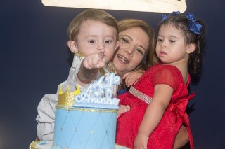 
<a style='margin-left: 5px;' class='btn btn-xs btn-social btn-facebook' href='https://www.facebook.com/sharer/sharer.php?u=https://www.galeramix.com.br/imagem/a14/800-800-90/conteudo/site_galerias/14/primeiro-aninho-pietro-56.jpg' rel='popup' data-width='500' data-height='400'><i class='fa fa-facebook'></i>Compartilhar <span class='hidden-xs'>no Facebook</span>
</a> 
<a class='btn btn-default btn-xs' target='_blank' href='imagem/a14/800-800-90/conteudo/site_galerias/14/primeiro-aninho-pietro-56.jpg'>
<span class='glyphicon glyphicon-cloud-download'></span> Salvar
</a>
