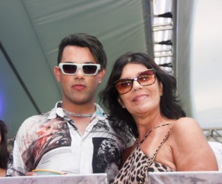 
<a style='margin-left: 5px;' class='btn btn-xs btn-social btn-facebook' href='https://www.facebook.com/sharer/sharer.php?u=https://www.galeramix.com.br/imagem/a151/800-800-90/conteudo/site_galerias/151/img6453.jpg' rel='popup' data-width='500' data-height='400'><i class='fa fa-facebook'></i>Compartilhar <span class='hidden-xs'>no Facebook</span>
</a> 
<a class='btn btn-default btn-xs' target='_blank' href='imagem/a151/800-800-90/conteudo/site_galerias/151/img6453.jpg'>
<span class='glyphicon glyphicon-cloud-download'></span> Salvar
</a>
