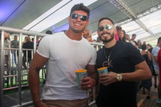 
<a style='margin-left: 5px;' class='btn btn-xs btn-social btn-facebook' href='https://www.facebook.com/sharer/sharer.php?u=https://www.galeramix.com.br/imagem/a151/800-800-90/conteudo/site_galerias/151/img6456.jpg' rel='popup' data-width='500' data-height='400'><i class='fa fa-facebook'></i>Compartilhar <span class='hidden-xs'>no Facebook</span>
</a> 
<a class='btn btn-default btn-xs' target='_blank' href='imagem/a151/800-800-90/conteudo/site_galerias/151/img6456.jpg'>
<span class='glyphicon glyphicon-cloud-download'></span> Salvar
</a>
