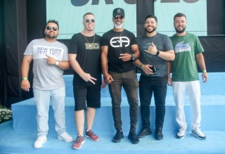 
<a style='margin-left: 5px;' class='btn btn-xs btn-social btn-facebook' href='https://www.facebook.com/sharer/sharer.php?u=https://www.galeramix.com.br/imagem/a151/800-800-90/conteudo/site_galerias/151/img6485.jpg' rel='popup' data-width='500' data-height='400'><i class='fa fa-facebook'></i>Compartilhar <span class='hidden-xs'>no Facebook</span>
</a> 
<a class='btn btn-default btn-xs' target='_blank' href='imagem/a151/800-800-90/conteudo/site_galerias/151/img6485.jpg'>
<span class='glyphicon glyphicon-cloud-download'></span> Salvar
</a>
