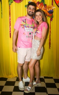 
                            <a style='margin-left: 5px;' class='btn btn-xs btn-social btn-facebook' href='https://www.facebook.com/sharer/sharer.php?u=https://www.galeramix.com.br/imagem/a153/800-800-90/conteudo/site_galerias/153/carnaval-grandes-amigos-1.jpg' rel='popup' data-width='500' data-height='400'><i class='fa fa-facebook'></i>Compartilhar <span class='hidden-xs'>no Facebook</span>
                        </a> 
                        <a class='btn btn-default btn-xs' target='_blank' href='imagem/a153/800-800-90/conteudo/site_galerias/153/carnaval-grandes-amigos-1.jpg'>
                            <span class='glyphicon glyphicon-cloud-download'></span> Salvar
                        </a>
                        