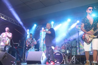 
<a style='margin-left: 5px;' class='btn btn-xs btn-social btn-facebook' href='https://www.facebook.com/sharer/sharer.php?u=https://www.galeramix.com.br/imagem/a153/800-800-90/conteudo/site_galerias/153/carnaval-grandes-amigos-106.jpg' rel='popup' data-width='500' data-height='400'><i class='fa fa-facebook'></i>Compartilhar <span class='hidden-xs'>no Facebook</span>
</a> 
<a class='btn btn-default btn-xs' target='_blank' href='imagem/a153/800-800-90/conteudo/site_galerias/153/carnaval-grandes-amigos-106.jpg'>
<span class='glyphicon glyphicon-cloud-download'></span> Salvar
</a>
