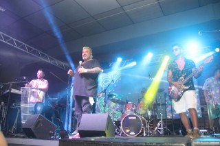 
<a style='margin-left: 5px;' class='btn btn-xs btn-social btn-facebook' href='https://www.facebook.com/sharer/sharer.php?u=https://www.galeramix.com.br/imagem/a153/800-800-90/conteudo/site_galerias/153/carnaval-grandes-amigos-107.jpg' rel='popup' data-width='500' data-height='400'><i class='fa fa-facebook'></i>Compartilhar <span class='hidden-xs'>no Facebook</span>
</a> 
<a class='btn btn-default btn-xs' target='_blank' href='imagem/a153/800-800-90/conteudo/site_galerias/153/carnaval-grandes-amigos-107.jpg'>
<span class='glyphicon glyphicon-cloud-download'></span> Salvar
</a>
