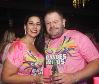 
<a style='margin-left: 5px;' class='btn btn-xs btn-social btn-facebook' href='https://www.facebook.com/sharer/sharer.php?u=https://www.galeramix.com.br/imagem/a153/800-800-90/conteudo/site_galerias/153/carnaval-grandes-amigos-111.jpg' rel='popup' data-width='500' data-height='400'><i class='fa fa-facebook'></i>Compartilhar <span class='hidden-xs'>no Facebook</span>
</a> 
<a class='btn btn-default btn-xs' target='_blank' href='imagem/a153/800-800-90/conteudo/site_galerias/153/carnaval-grandes-amigos-111.jpg'>
<span class='glyphicon glyphicon-cloud-download'></span> Salvar
</a>
