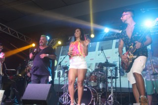 
<a style='margin-left: 5px;' class='btn btn-xs btn-social btn-facebook' href='https://www.facebook.com/sharer/sharer.php?u=https://www.galeramix.com.br/imagem/a153/800-800-90/conteudo/site_galerias/153/carnaval-grandes-amigos-113.jpg' rel='popup' data-width='500' data-height='400'><i class='fa fa-facebook'></i>Compartilhar <span class='hidden-xs'>no Facebook</span>
</a> 
<a class='btn btn-default btn-xs' target='_blank' href='imagem/a153/800-800-90/conteudo/site_galerias/153/carnaval-grandes-amigos-113.jpg'>
<span class='glyphicon glyphicon-cloud-download'></span> Salvar
</a>
